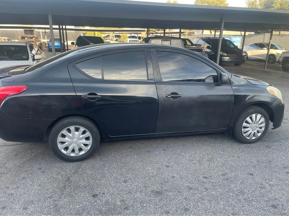2014 Nissan Versa - Image 2 of 3