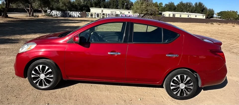 2014 Nissan Versa - Image 10 of 13