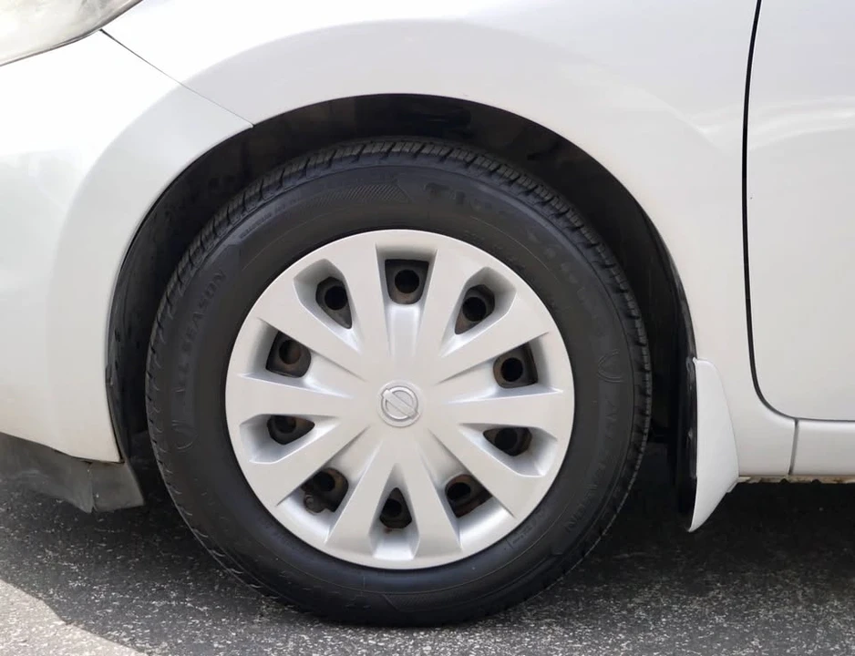 2014 Nissan Versa - Image 10 of 15
