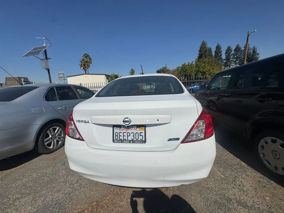 2014 Nissan Versa - Image 4 of 11