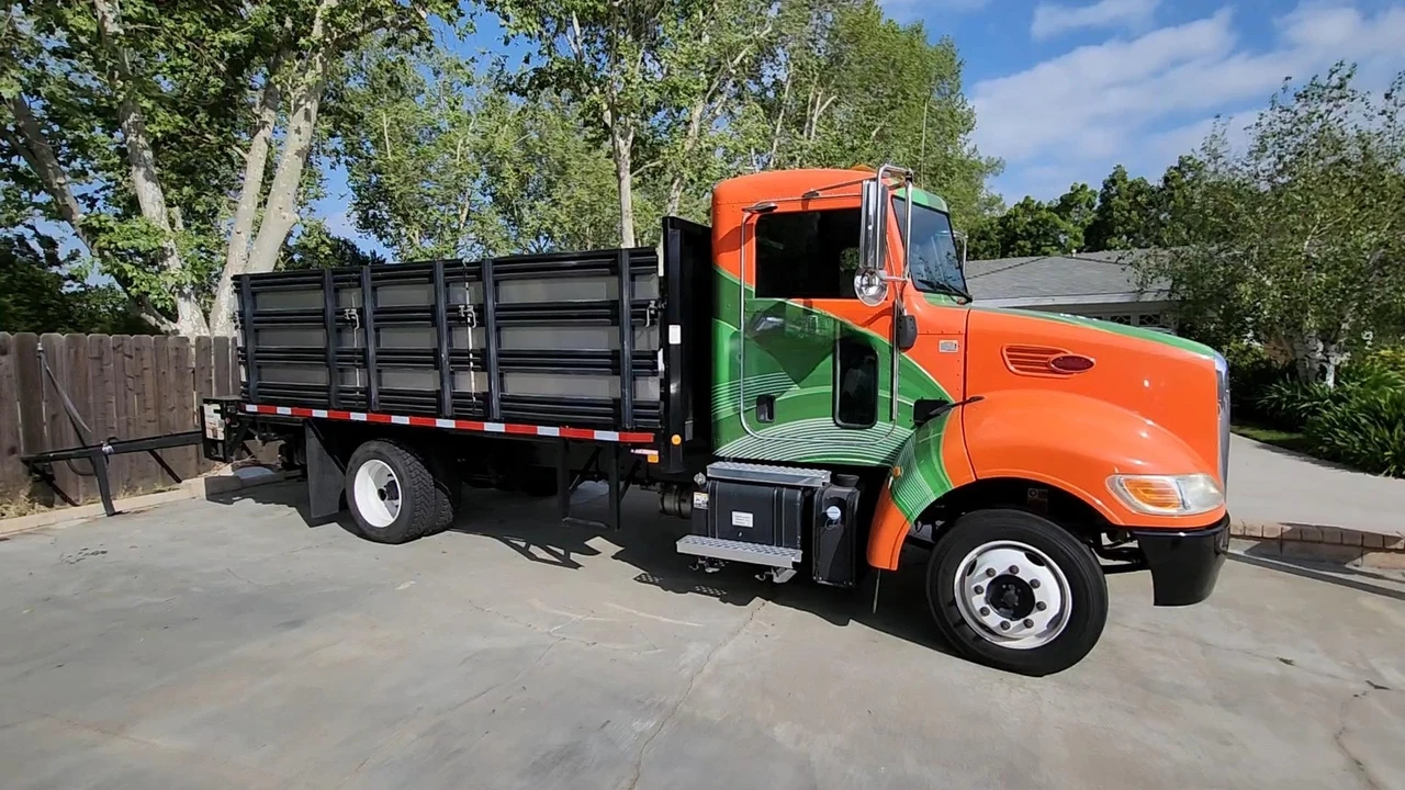 2014 Peterbilt - Image 2 of 12
