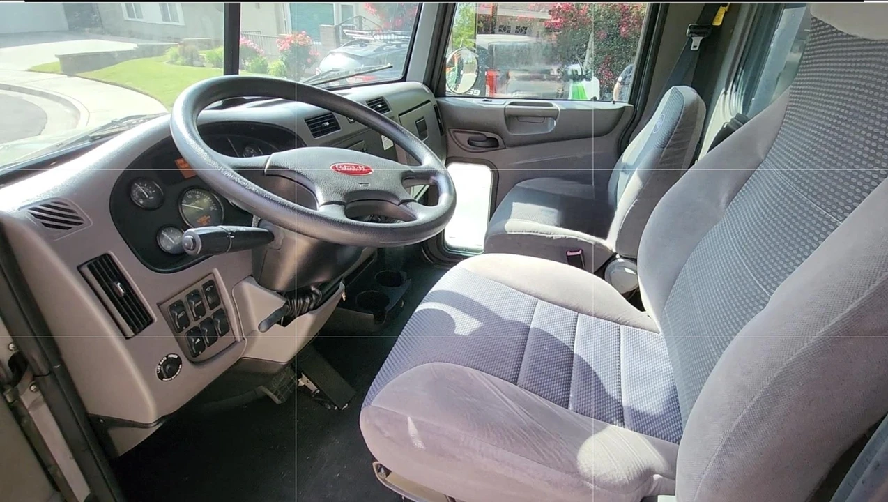 2014 Peterbilt - Image 10 of 12