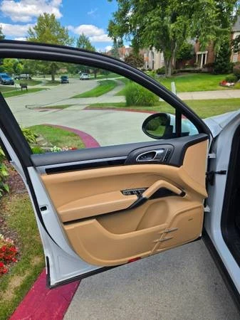 2014 Porsche 958 Cayenne - Image 10 of 17