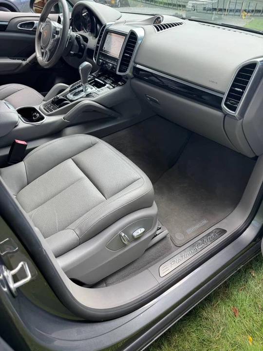 2014 Porsche 958 Cayenne - Image 16 of 17