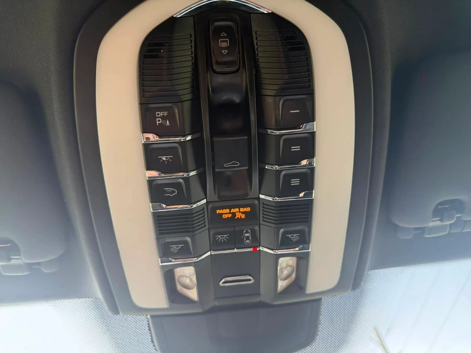 2014 Porsche 958 Cayenne S - Image 10 of 17