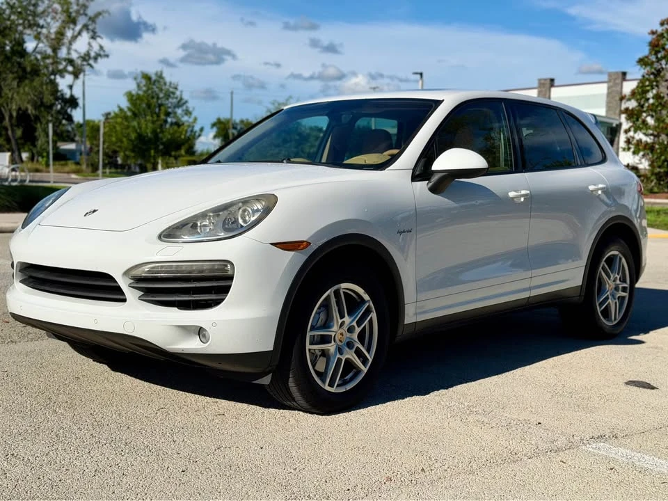 2014 Porsche 958 Cayenne S - Image 2 of 17
