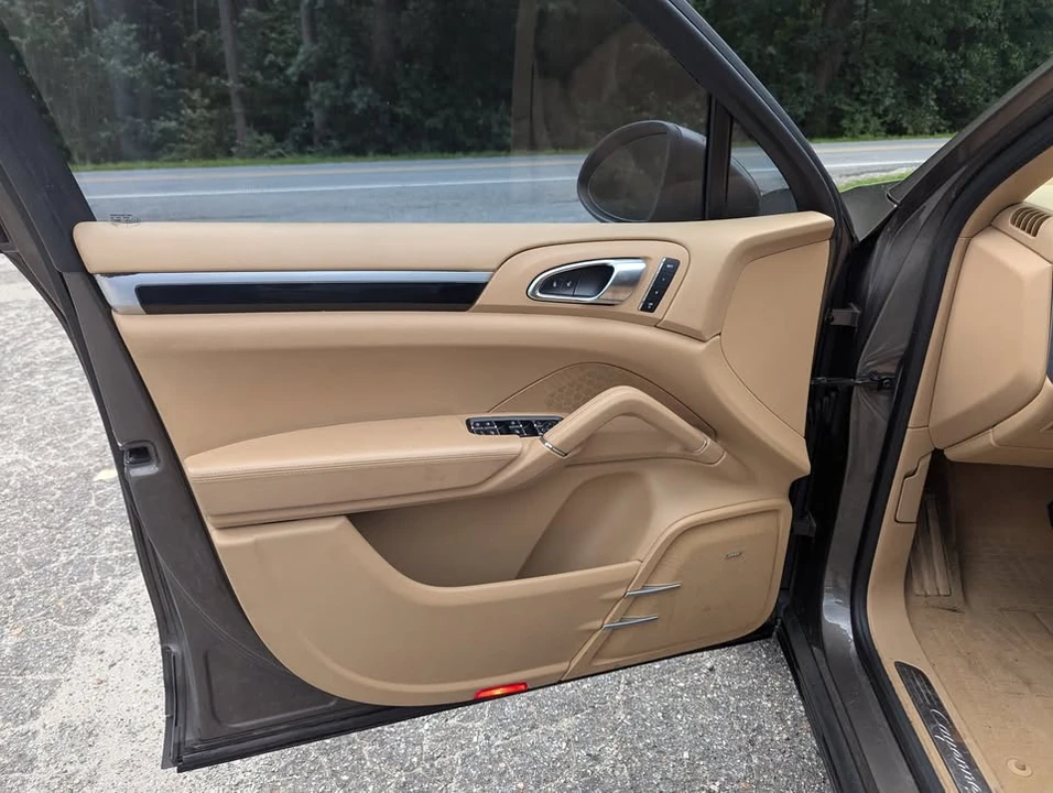 2014 Porsche 958 Cayenne S - Image 8 of 17
