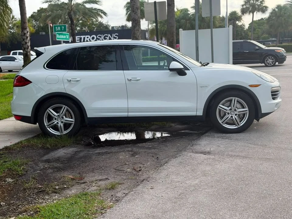 2014 Porsche 958 Cayenne - Image 2 of 17