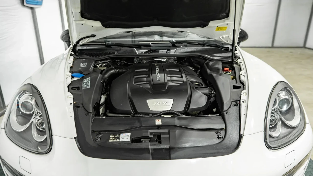 2014 Porsche 958 Cayenne - Image 9 of 15