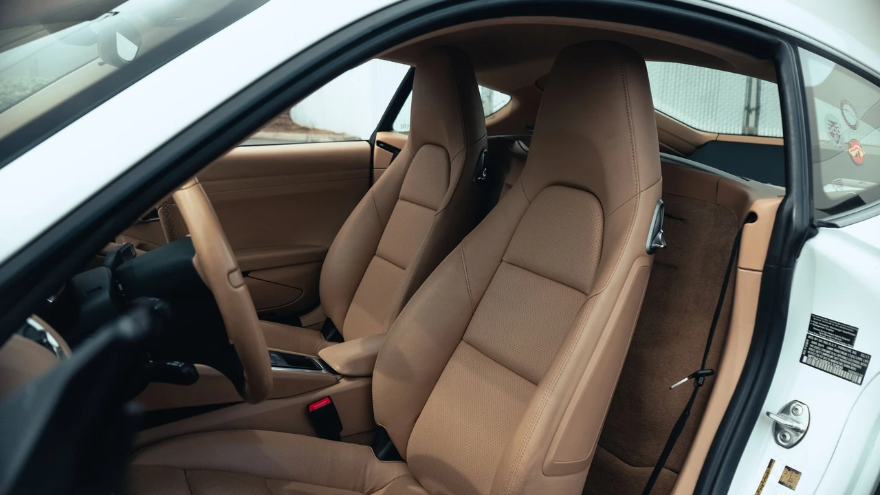2014 Porsche 981 Cayman - Image 24 of 31