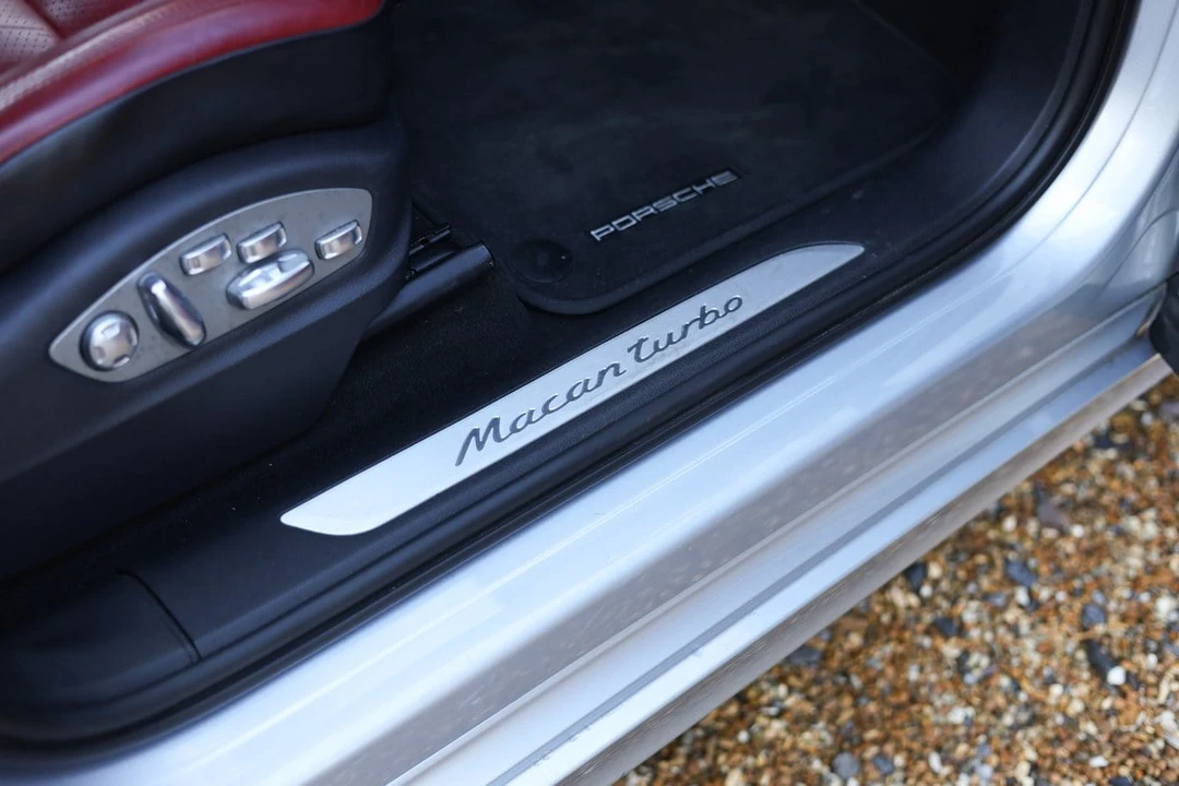 2014 Porsche Macan Turbo - Image 24 of 30