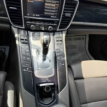 2014 Porsche Panamera 4 Edition