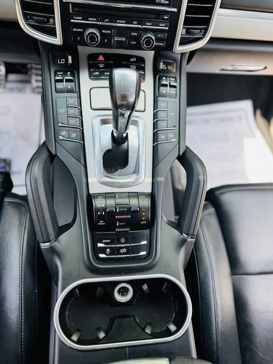 2014 Porsche 958 Cayenne - Image 13 of 18