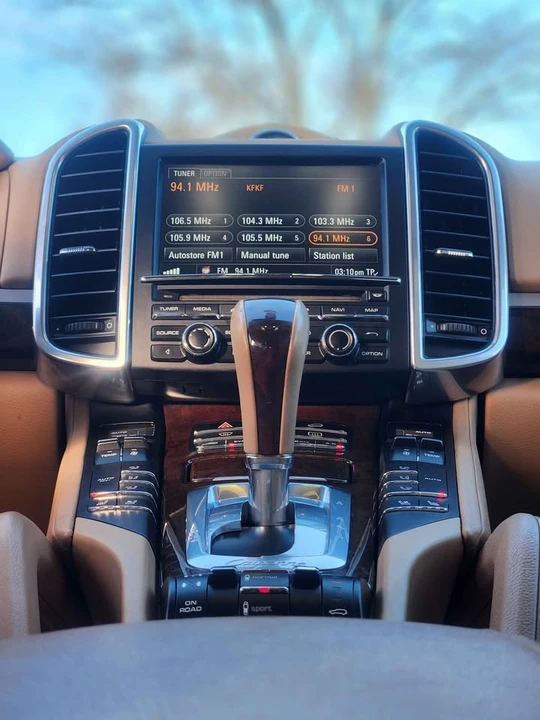 2014 Porsche 958 Cayenne S - Image 10 of 16