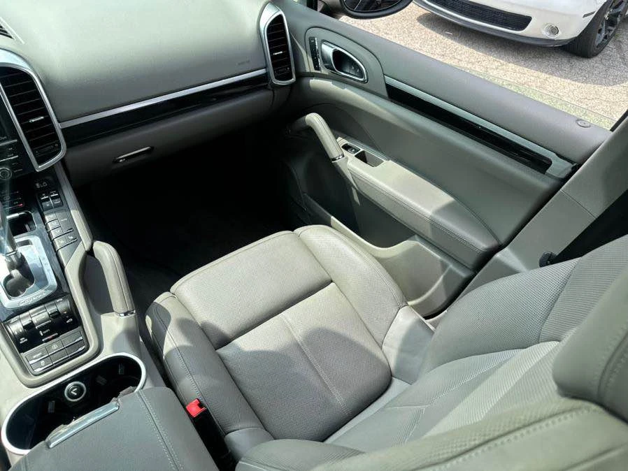 2014 Porsche 958 Cayenne S - Image 10 of 15