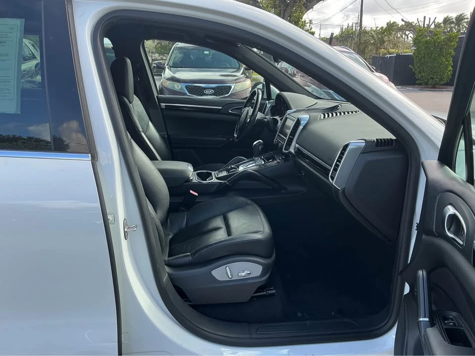 2014 Porsche 958 Cayenne - Image 10 of 17