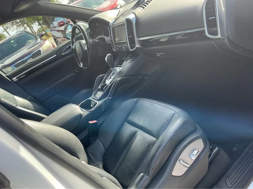 2014 Porsche 958 Cayenne - Image 9 of 17