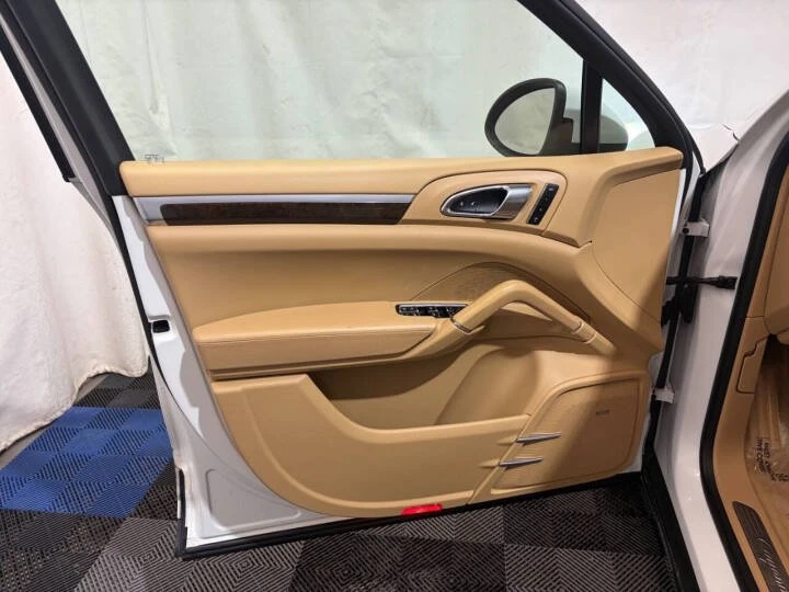 2014 Porsche 958 Cayenne S - Image 7 of 18