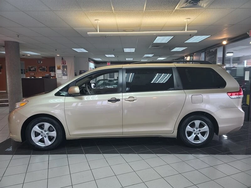 2014 Toyota Sienna 2nd Gen - Image 2 of 4