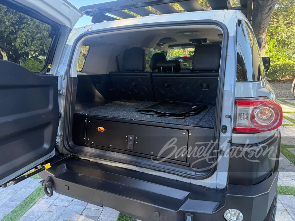 2014 Toyota FJ Cruiser - Image 15 of 16