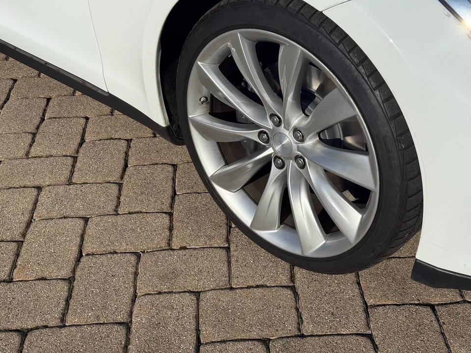 2014 Tesla Model S - Image 10 of 21
