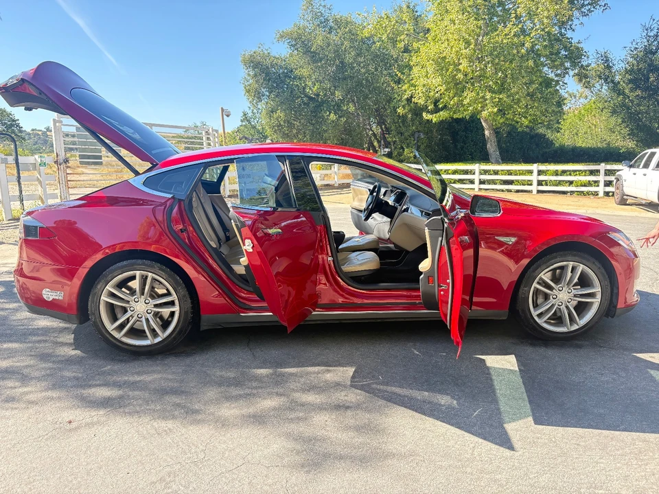 2014 Tesla Model S - Image 10 of 21