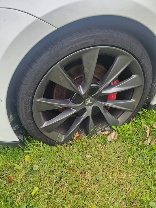 2014 Tesla Model S - Image 11 of 14