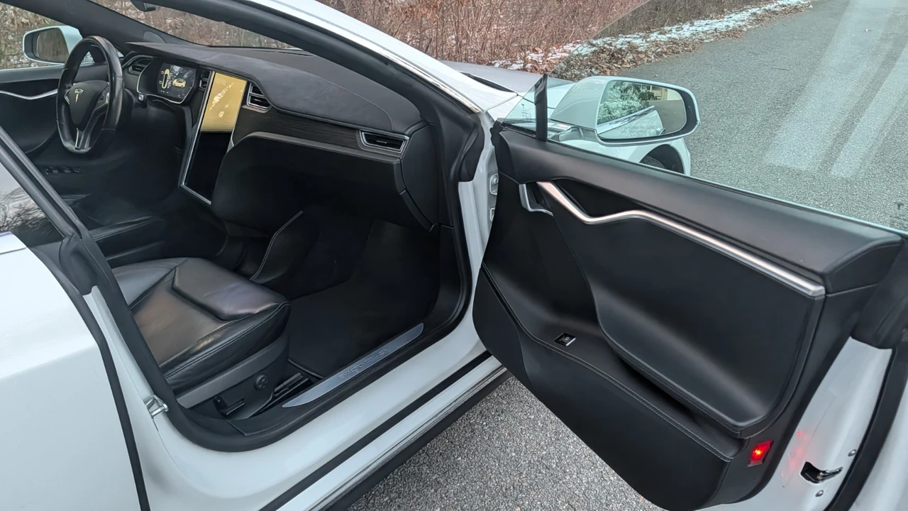 2014 Tesla Model S - Image 15 of 21
