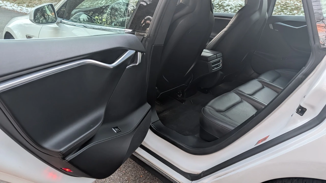 2014 Tesla Model S - Image 16 of 21
