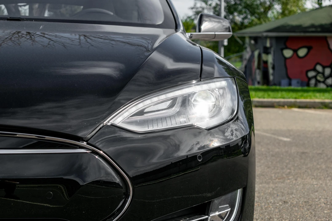 2014 Tesla Model S - Image 26 of 31