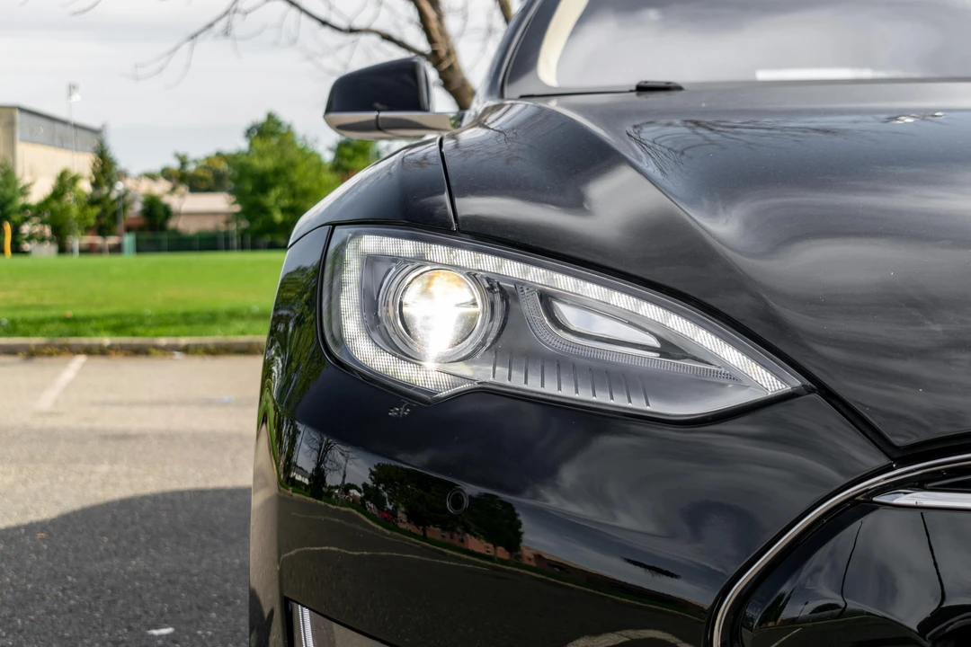 2014 Tesla Model S - Image 25 of 31