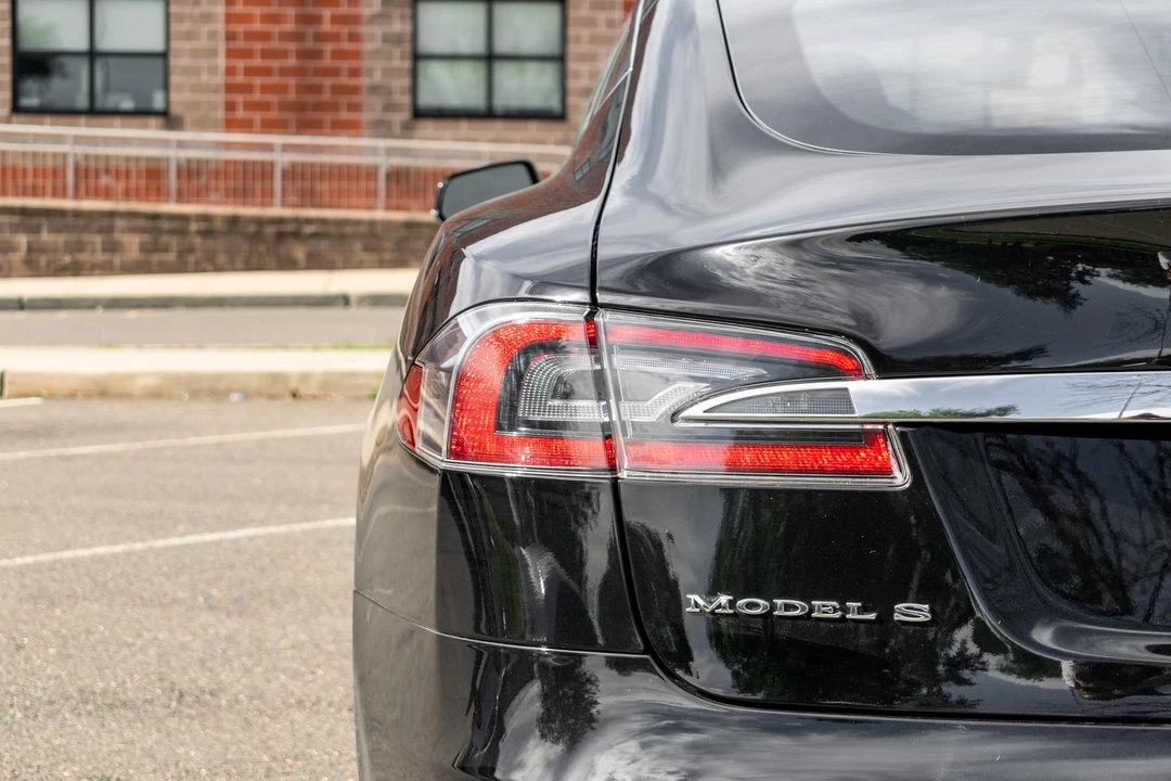 2014 Tesla Model S - Image 28 of 31