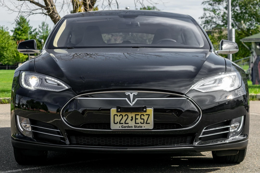 2014 Tesla Model S - Image 2 of 31
