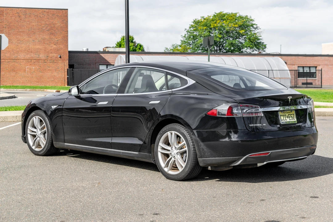 2014 Tesla Model S - Image 15 of 31