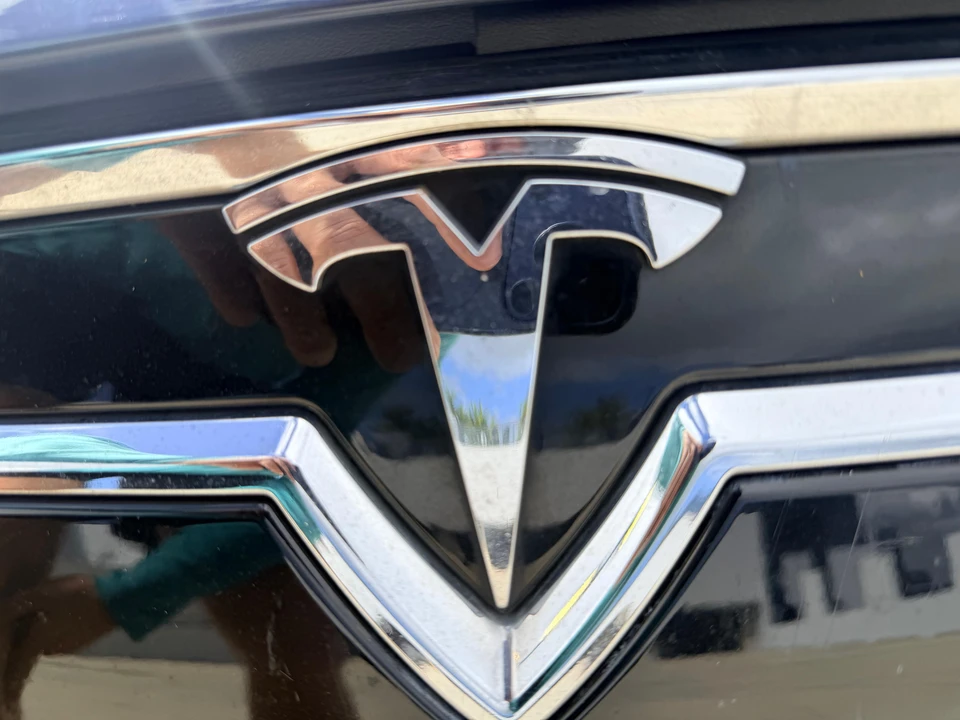 2014 Tesla Model S - Image 24 of 31