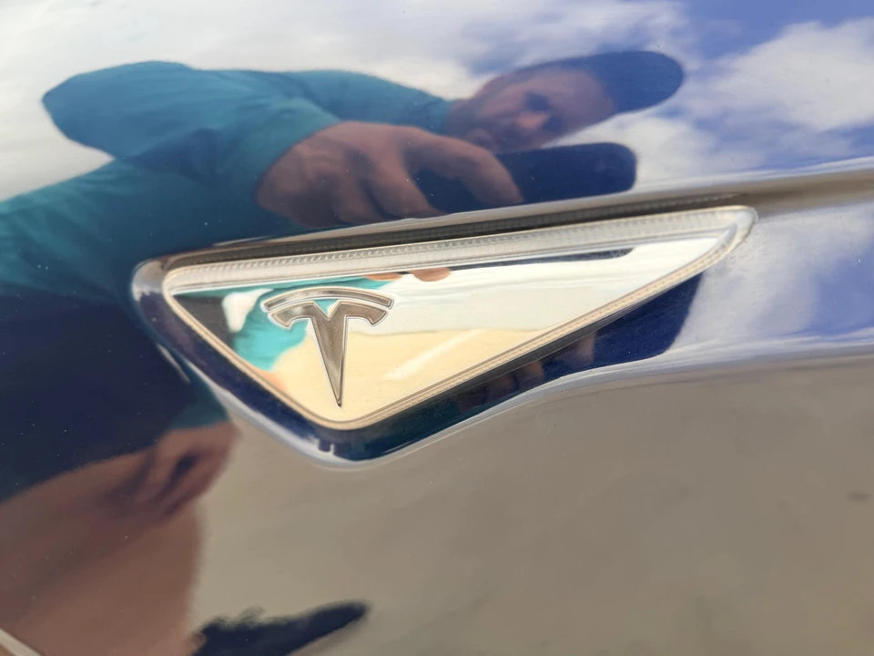 2014 Tesla Model S - Image 28 of 31
