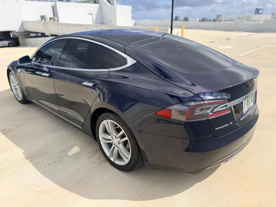 2014 Tesla Model S - Image 17 of 31