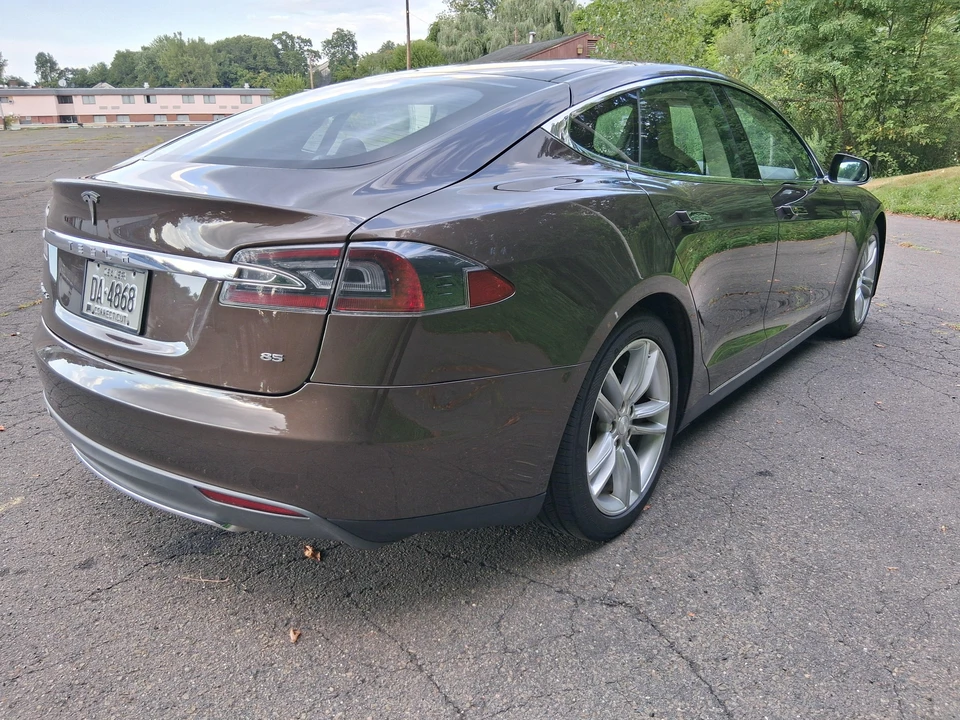 2014 Tesla Model S - Image 17 of 31