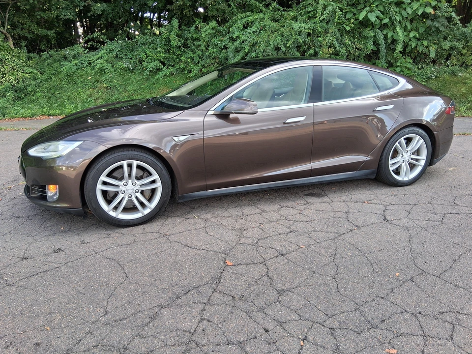 2014 Tesla Model S - Image 8 of 31