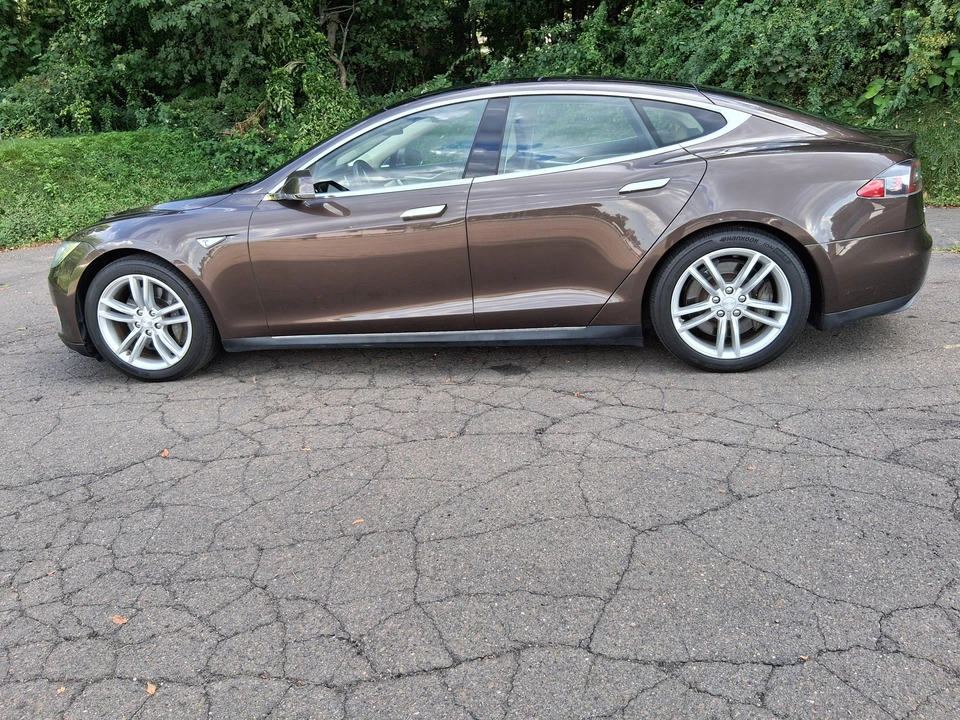 2014 Tesla Model S - Image 9 of 31