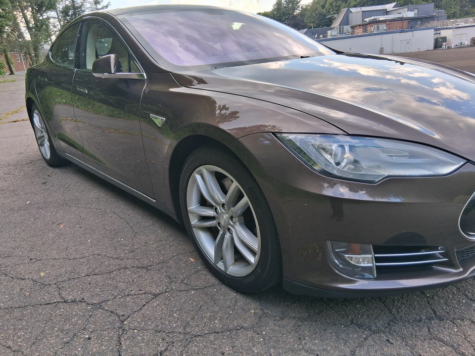 2014 Tesla Model S - Image 24 of 31