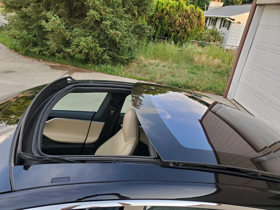 2014 Tesla Model S - Image 17 of 31