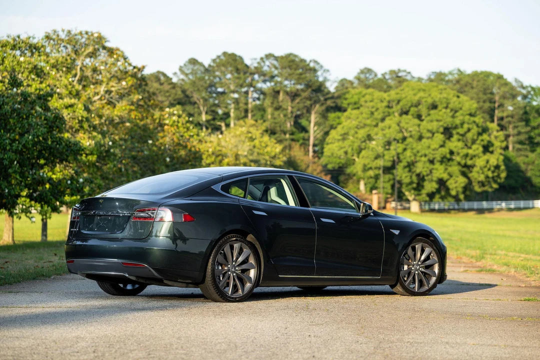 2014 Tesla Model S - Image 23 of 31