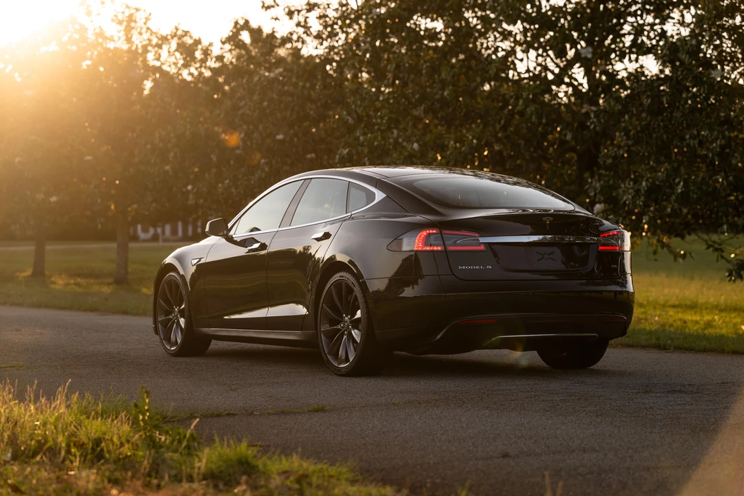 2014 Tesla Model S - Image 19 of 31