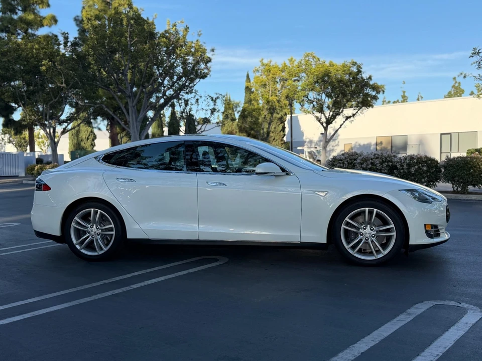 2014 Tesla Model S - Image 10 of 31