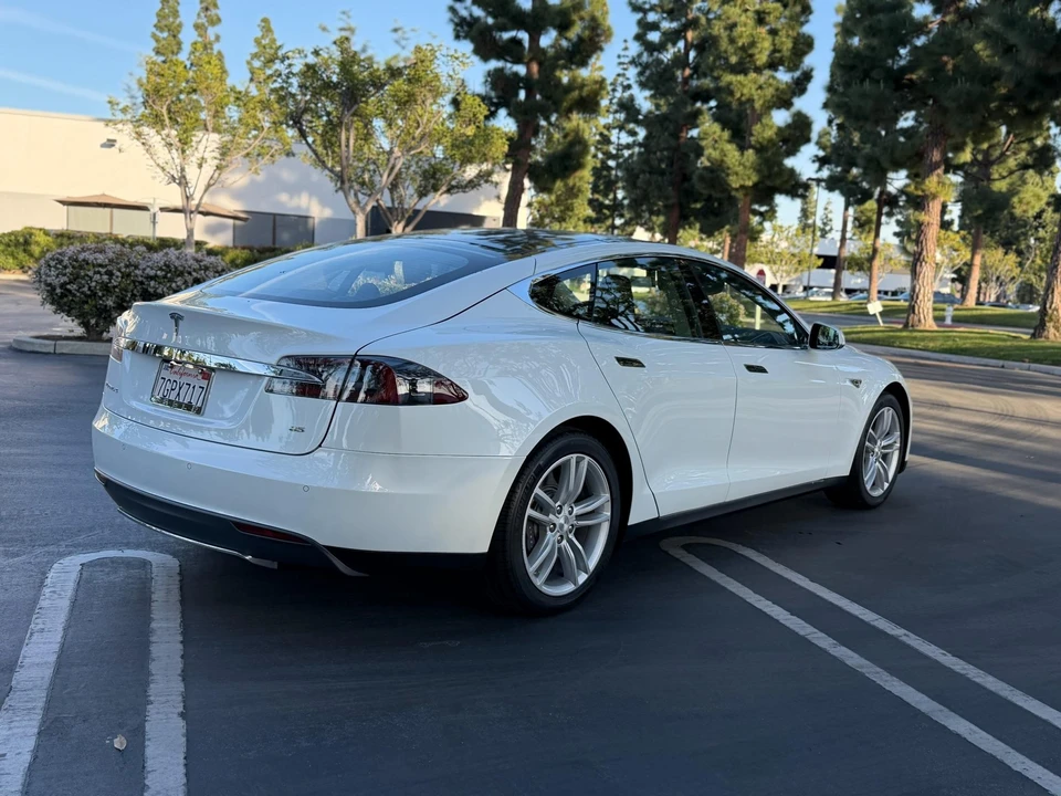 2014 Tesla Model S - Image 9 of 31