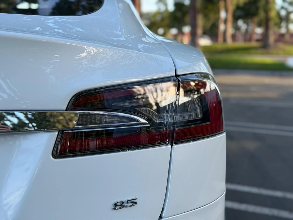 2014 Tesla Model S - Image 28 of 31