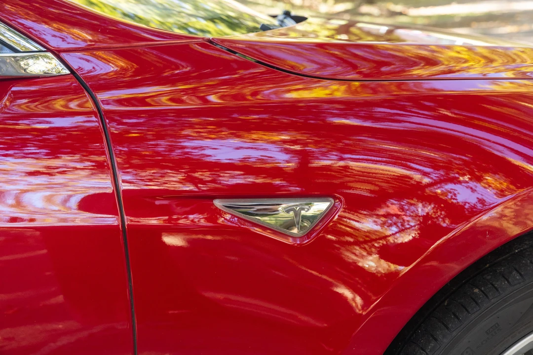 2014 Tesla Model S - Image 28 of 31