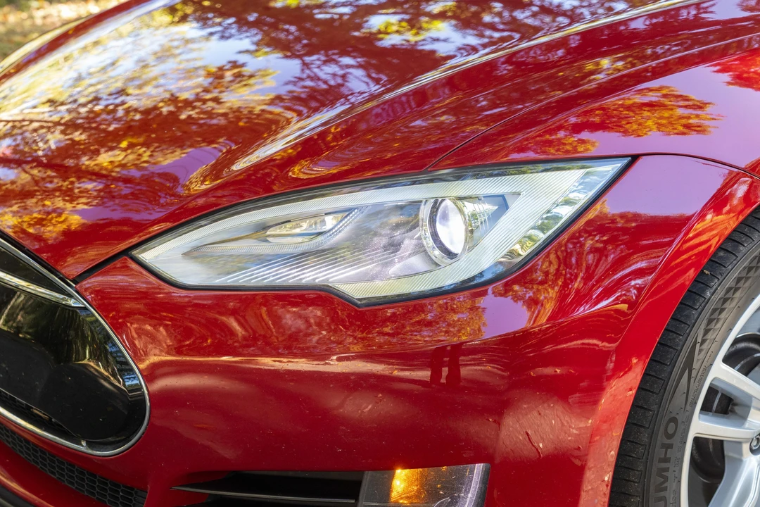 2014 Tesla Model S - Image 13 of 31