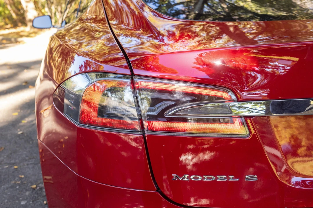 2014 Tesla Model S - Image 21 of 31